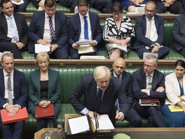 Ďalší odklad? Johnson stratil väčšinu a prehral kľúčové hlasovanie