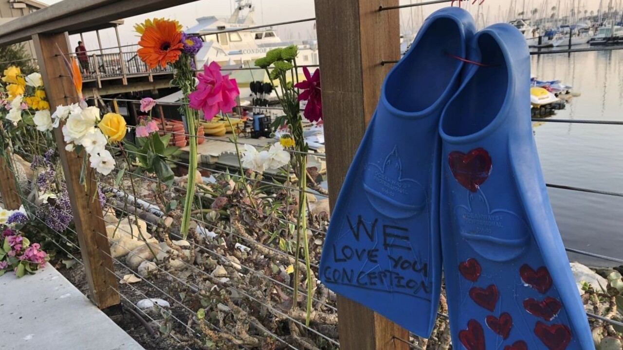 Pátranie po obetiach požiaru lode s potápačmi odvolali, mŕtvych pribudlo