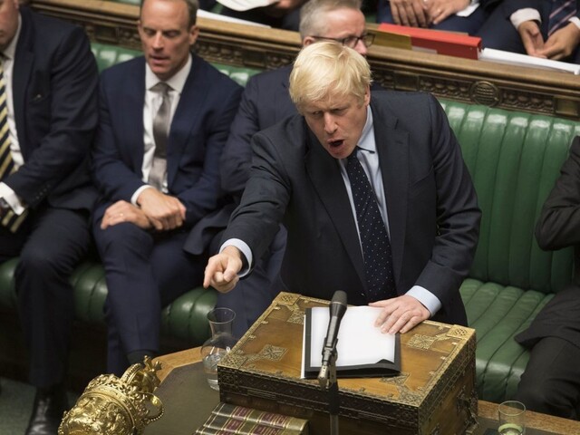 Britský premiér po fiasku v parlamente navrhol predčasné voľby