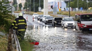 Bratislava začala riešiť večný chaos po zrážkach, čistí vpusty