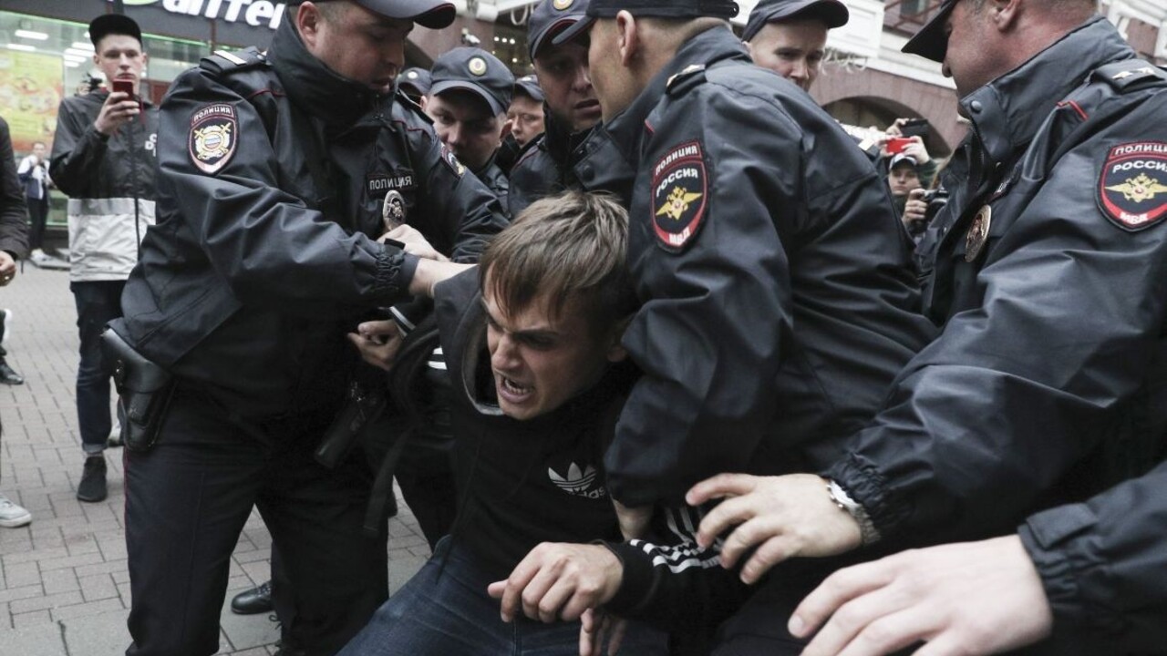 Protesty v Moskve majú dohru, dvaja muži idú na roky za mreže