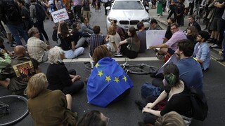 Británia upokojuje ľudí aj firmy, ponúkla víza po brexite