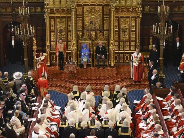 Lordi nezablokujú britských poslancov, ktorí zakázali tvrdý brexit