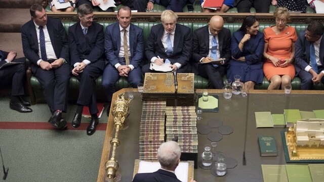 Rozhodne sa v pondelok. Johnsonova vláda sa pokúsi o vypísanie volieb