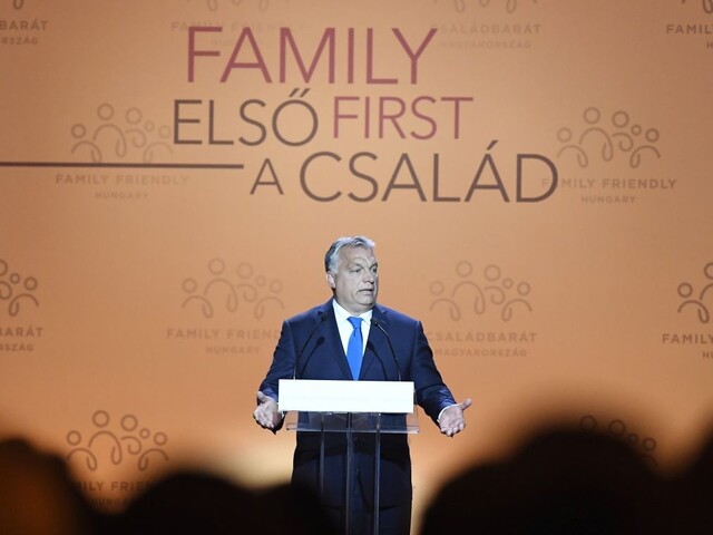 Liekom na úbytok obyvateľstva nie je migrácia, povedal Orbán na samite