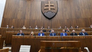 Premiér mal čeliť odvolávaniu, parlament nebol uznášaniaschopný