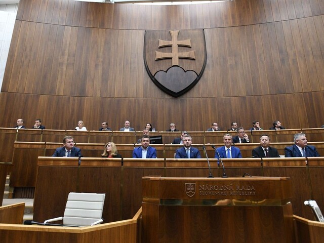 Premiér mal čeliť odvolávaniu, parlament nebol uznášaniaschopný
