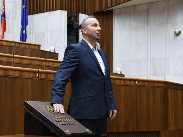 Parlament má nových poslancov, sľub zložil aj Mazurekov nástupca