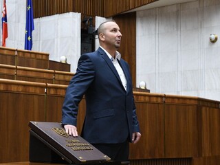Parlament má nových poslancov, sľub zložil aj Mazurekov nástupca