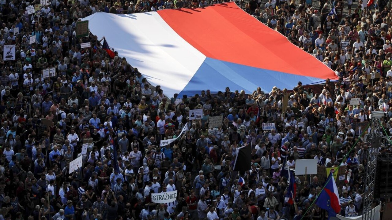 Boli demonštranti zaplatení? Babiš sa za výrok musí ospravedlniť