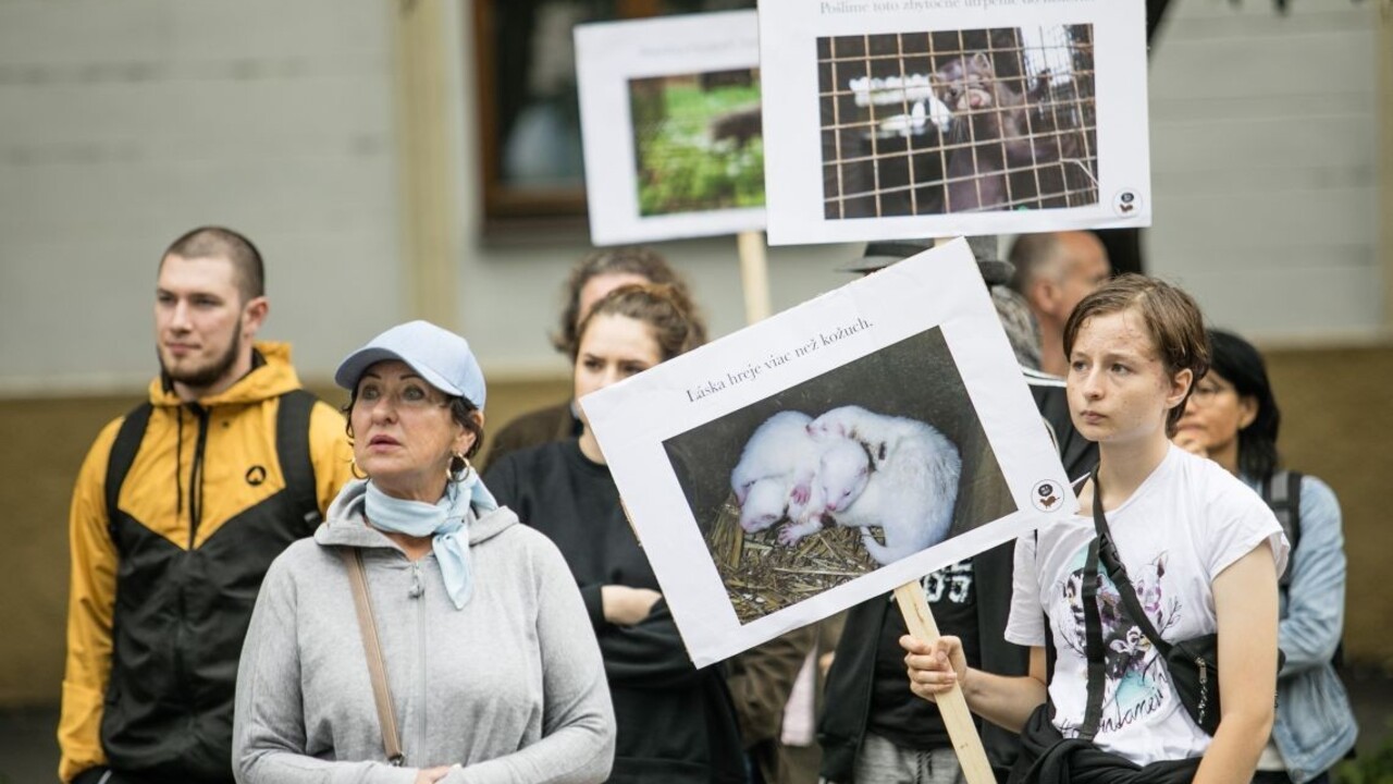 Stovky ľudí pochodovali proti kožušinám, vyzvali aj poslancov