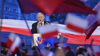 Vyššie platy i dotácie pre farmárov. Kaczyński sľúbil blahobyt