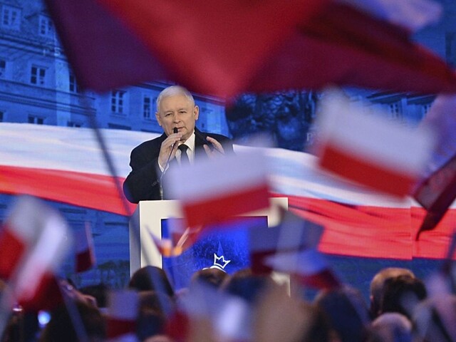 Vyššie platy i dotácie pre farmárov. Kaczyński sľúbil blahobyt