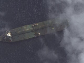 Ropný tanker dorazil do cieľa, podľa Iránu už zakotvil na pobreží