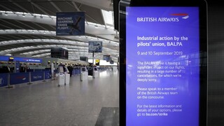 Piloti pokračujú v štrajku, celkovo zrušili takmer 2000 letov