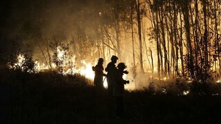 Spálená zem, stovky evakuovaných. V Austrálii bojujú s požiarmi