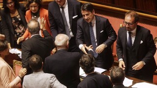 Conte sa môže ujať úradu, jeho novú vládu senátori podporili