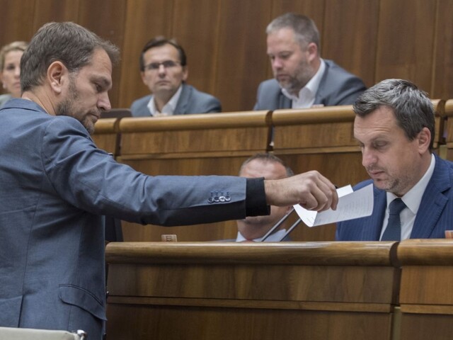 Špinavec, chorý na hlavu. Danko a Matovič sa urážali pre letenku