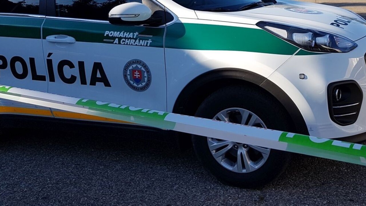 Dôchodcu zrazilo auto priamo na priechode, cestu museli uzavrieť