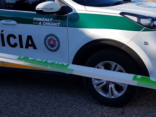 Dôchodcu zrazilo auto priamo na priechode, cestu museli uzavrieť