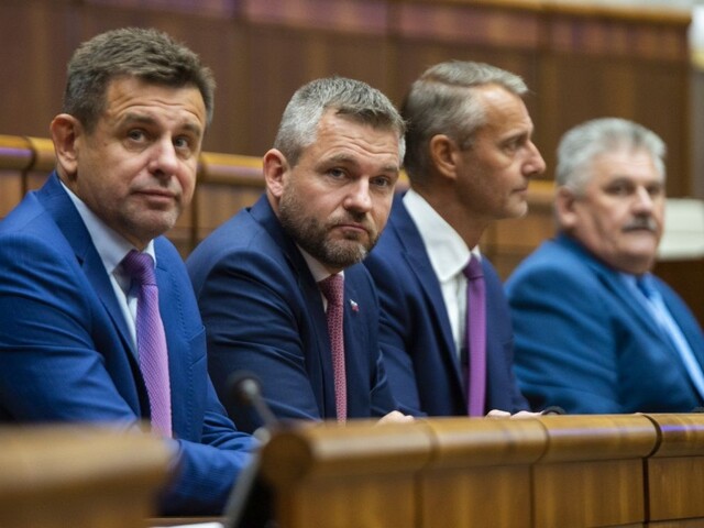 Opozícia chce odvolať premiéra, diskusia trvala takmer 11 hodín
