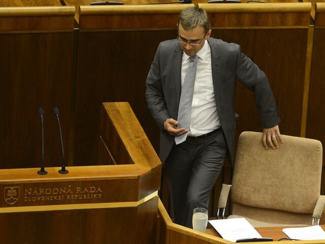 Koalícia stráca väčšinu v parlamente, odchádza bývalý minister