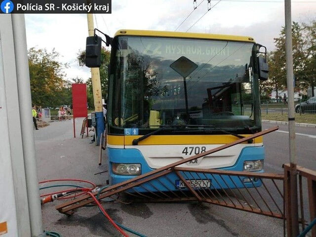 Autobus sa samovoľne spustil z kopca, pri náraze zakliesnil ženu