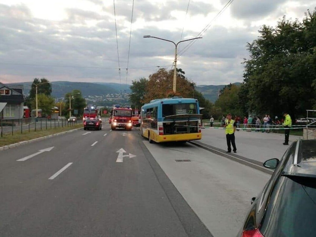 Nehodu autobusu, ktorý zakliesnil ženu, vyšetruje polícia