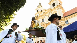 V Šaštíne sa zišli desaťtisíce veriacich, prišli Čaputová i premiér