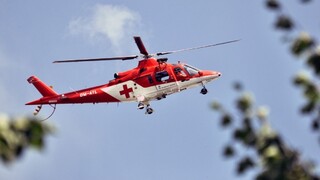 Vrtuľník letel na pomoc malému chlapcovi, napichol sa na tyč