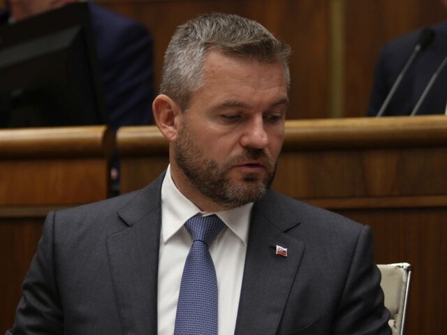 Pellegrini zostáva premiérom, opozícia nenašla dosť hlasov