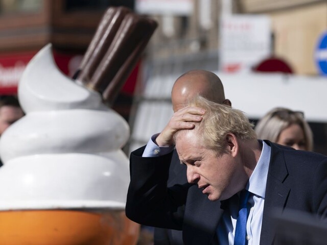 Johnson oklamal kráľovnú, tvrdia. Premiér obvinenie odmieta