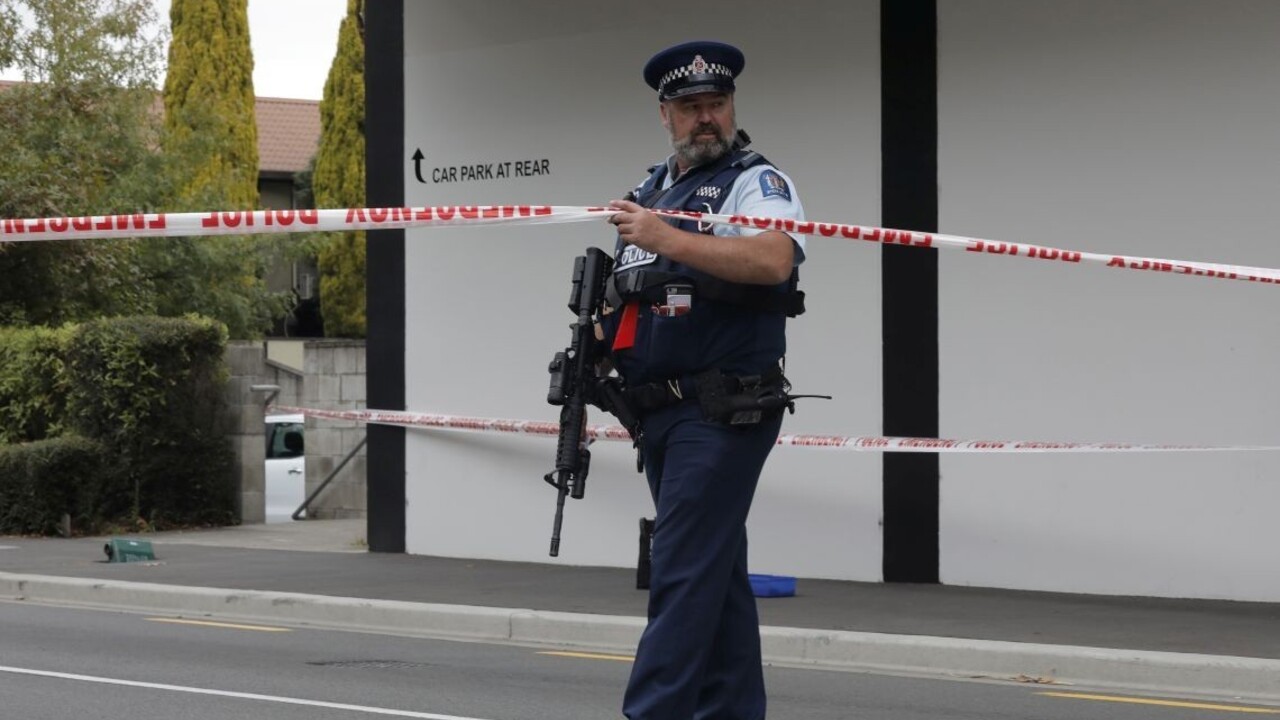 Facebook rozpozná videá s reálnou streľbou, pomôžu mu policajti