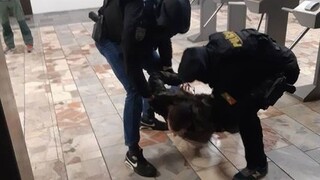 Polícia vypátrala, kto na zápase Slovan - Spartak napadol hráča