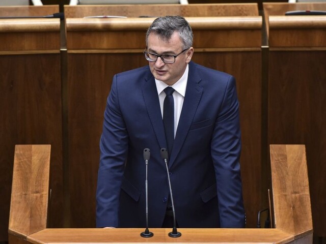 Zvoľte potrebný počet kandidátov, apeloval šéf ÚS na poslancov