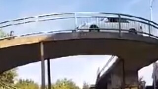 Nakrútili vodiča, ktorý v Malackách jazdil po lávke pre peších