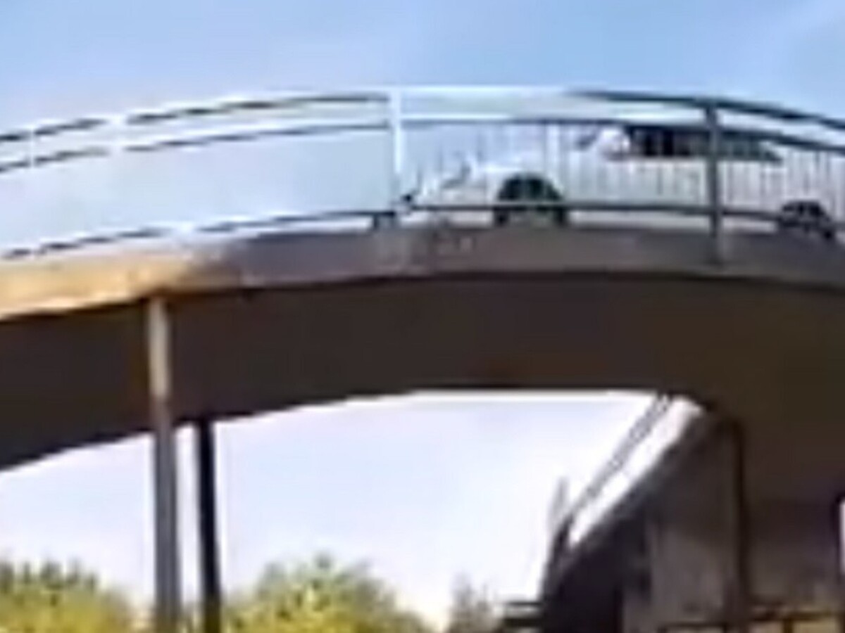 Nakrútili vodiča, ktorý v Malackách jazdil po lávke pre peších