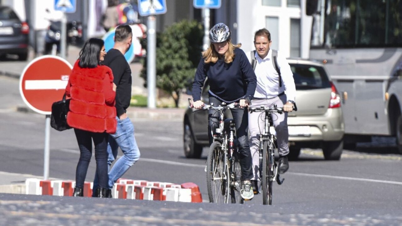 Matečná vyšliapala k parlamentu na bicykli, podporuje ekodopravu
