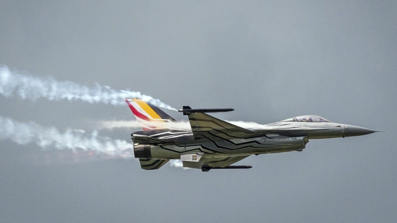 Stíhačka padla do obytnej časti, pilota našli na elektrickom vedení