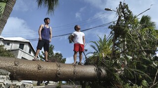 Humberto ničí Bermudy, nad oceánom vznikli ďalšie ničivé živly