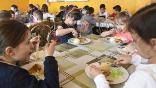 Zabudne sa dieťa odhlásiť z obeda? Jedlo budete musieť zaplatiť