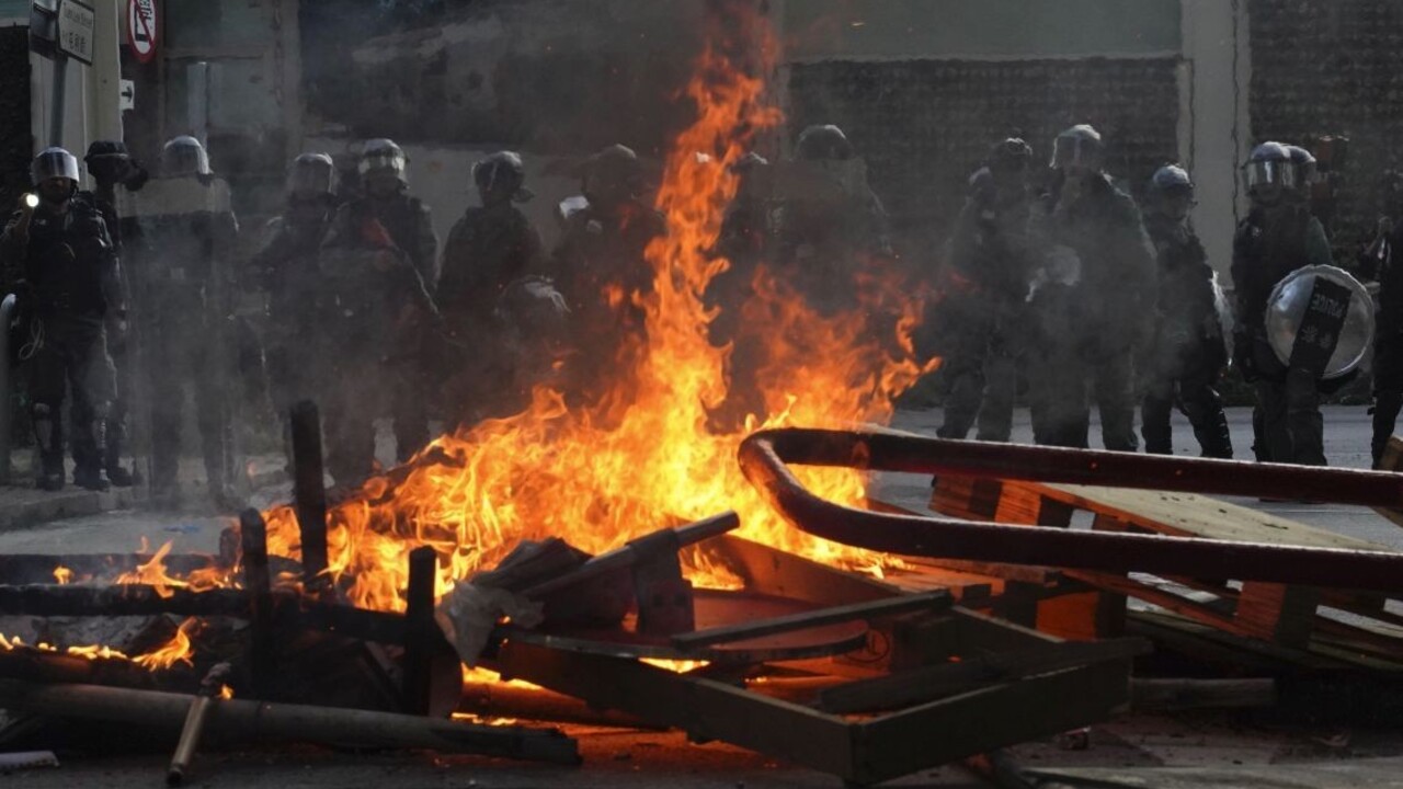 V Hongkongu stúpa napätie, demonštranti pálili čínske vlajky