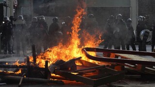 V Hongkongu stúpa napätie, demonštranti pálili čínske vlajky