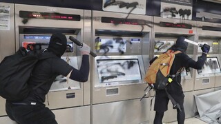 Protesty v Hongkongu naberajú na sile, prerástli do výtržníctva