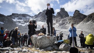 V Alpách smútili za rozpusteným ľadovcom, zostal z neho len zlomok