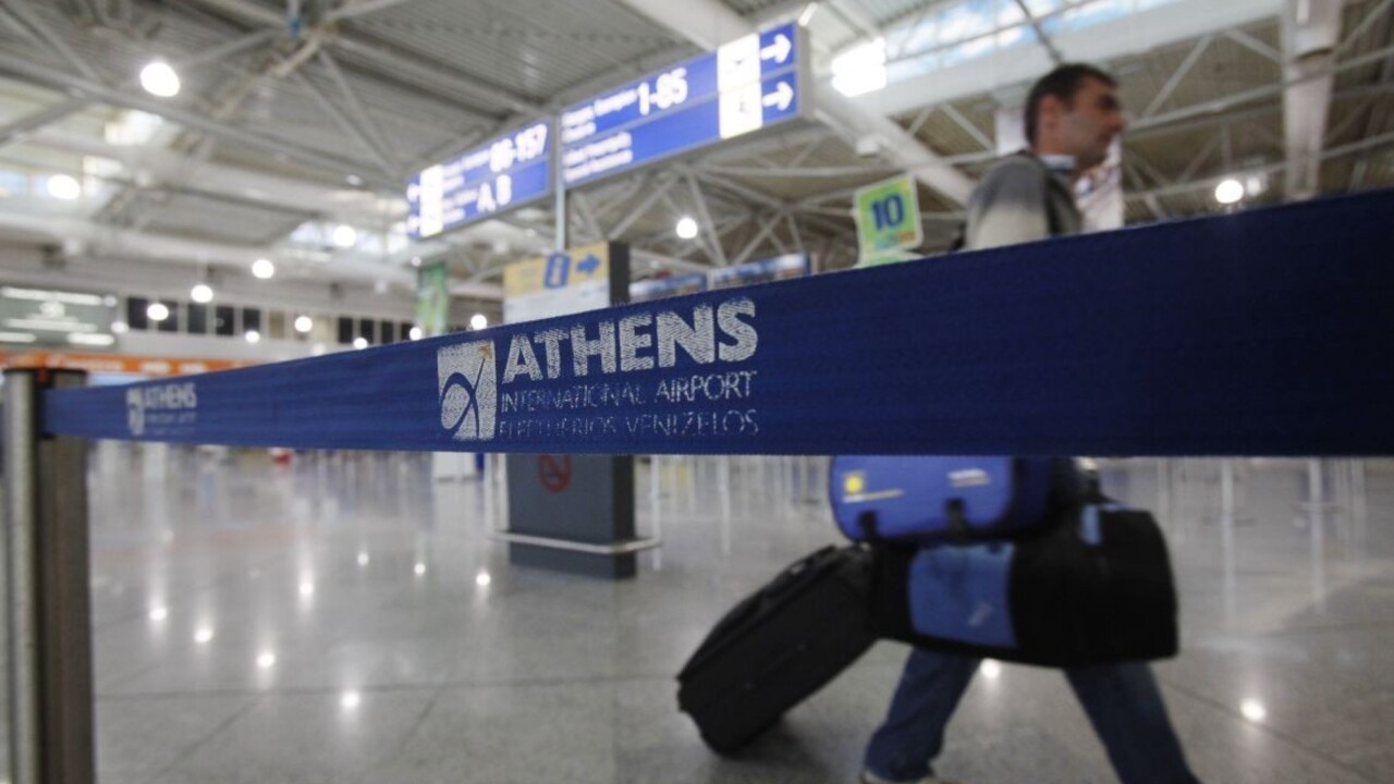 Vydávali sa za volejbalový tím. Na letisku zatkli desať migrantov