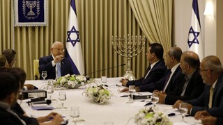 Prezident chce vo vláde Likud i Modrú a Bielu, tí to však odmietajú