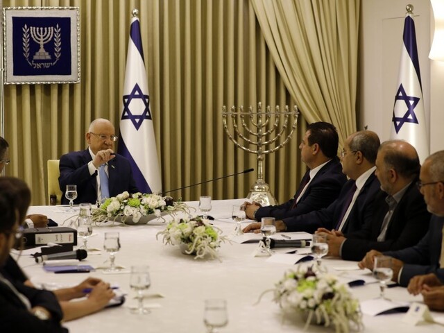 Prezident chce vo vláde Likud i Modrú a Bielu, tí to však odmietajú