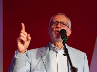 Corbyn má k brexitu neutrálny postoj, snažil by sa o zmluvu s Bruselom