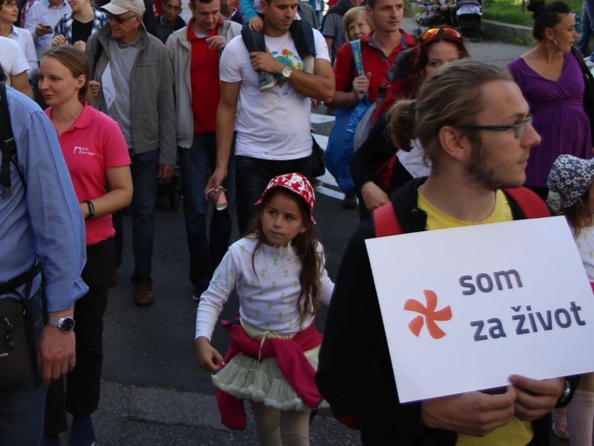 Mimovládky pred parlamentom vyzvali politikov, aby stopli potraty